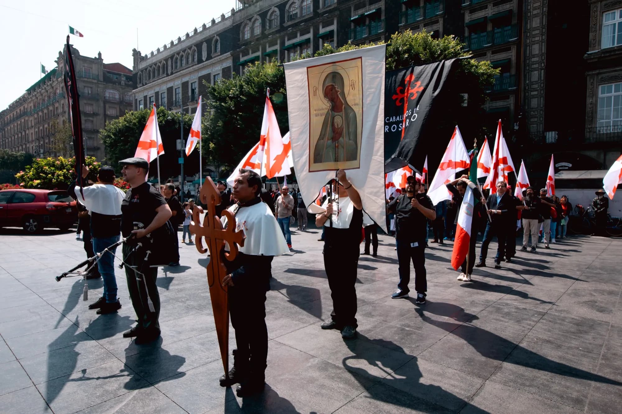 Chevaliers du Rosaire debout avec leurs étendards et leurs drapeaux sur la place